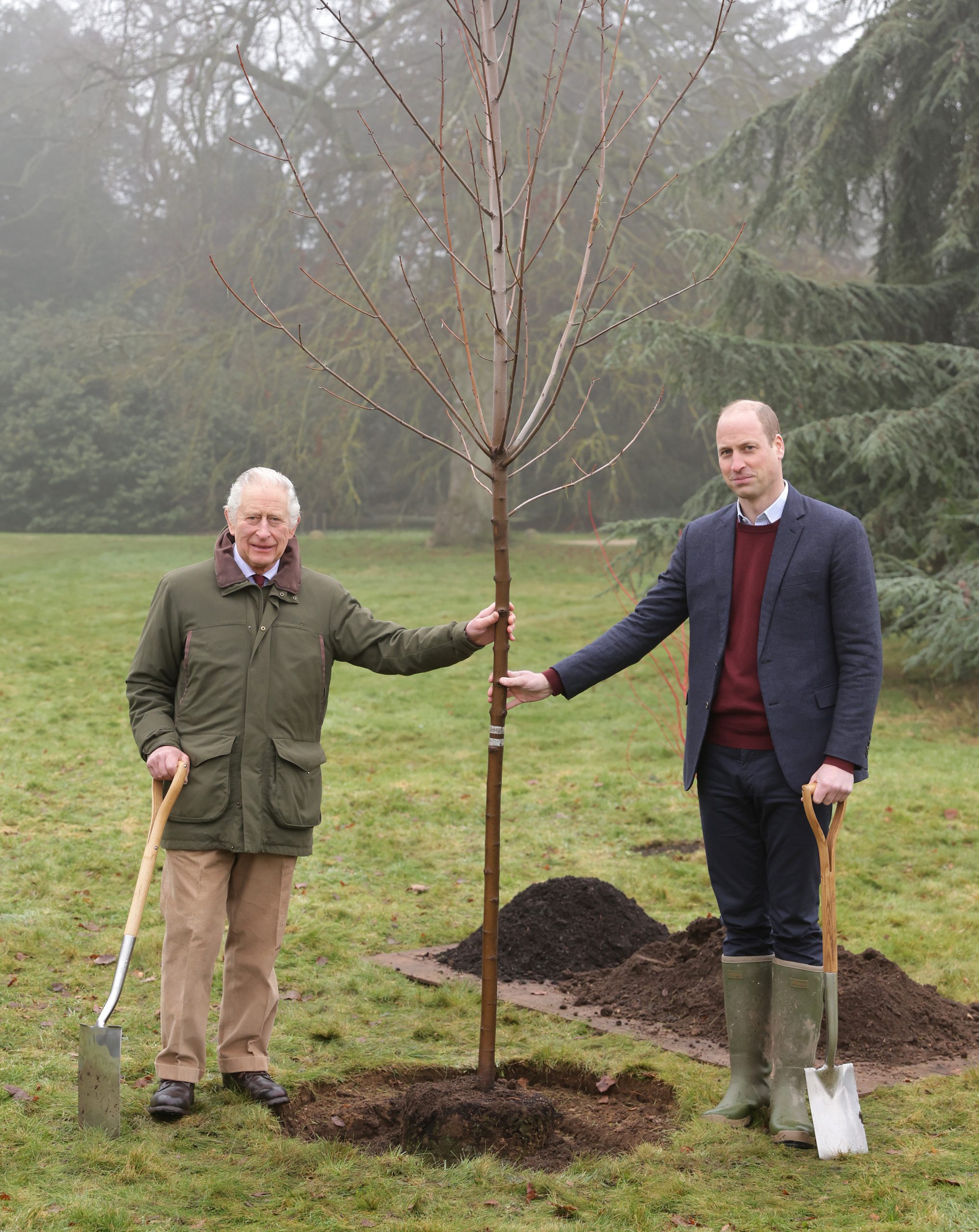 El rey y el príncipe William plantan un árbol para marcar el final de la iniciativa Queen's Green Canopy en Sandringham en abril de 2023