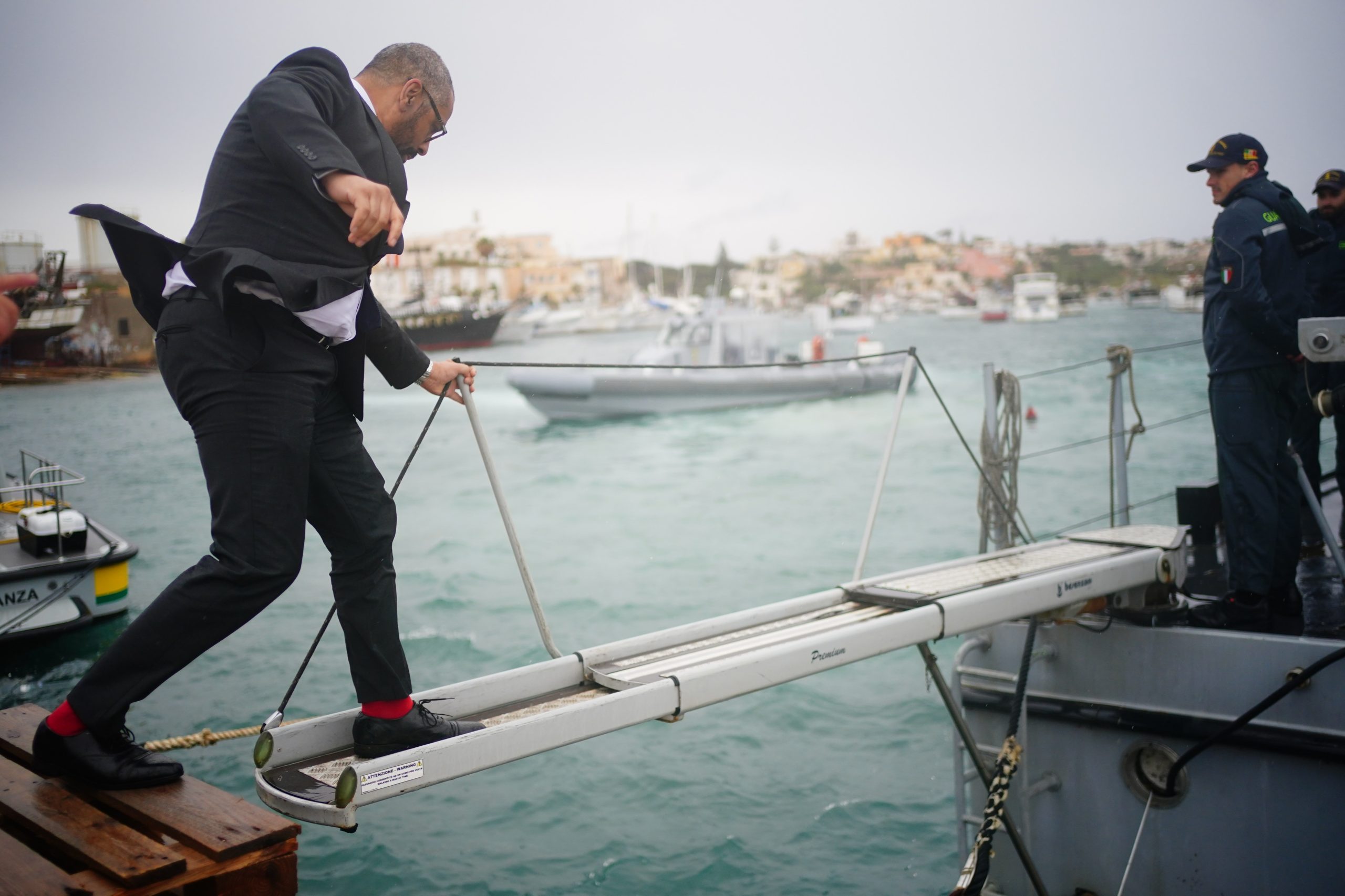 James Cleverly, el secretario de Estado de Interior, en el puerto de Lampedusa el miércoles para aprender cómo Italia lidia con los migrantes africanos