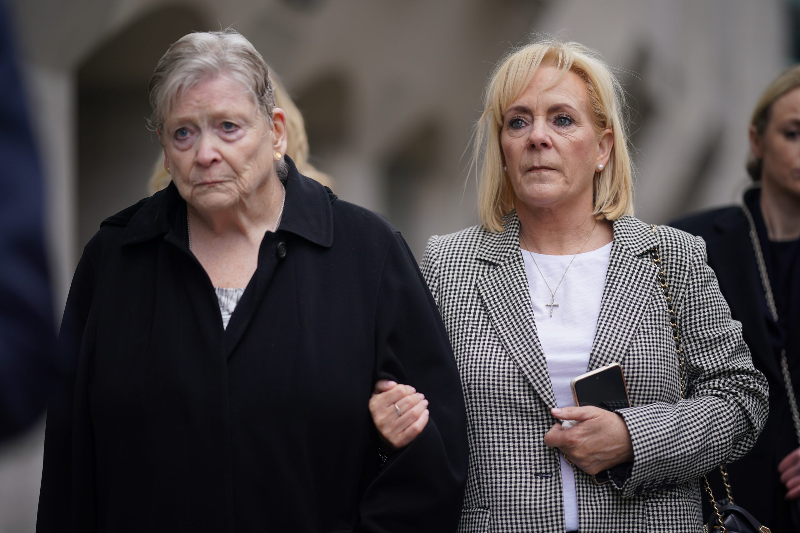 Charlene Ritchie, la madre de Joseph Ritchie-Bennett, con Janet Furlong fuera del Old Bailey durante la investigación de las muertes de sus hijos